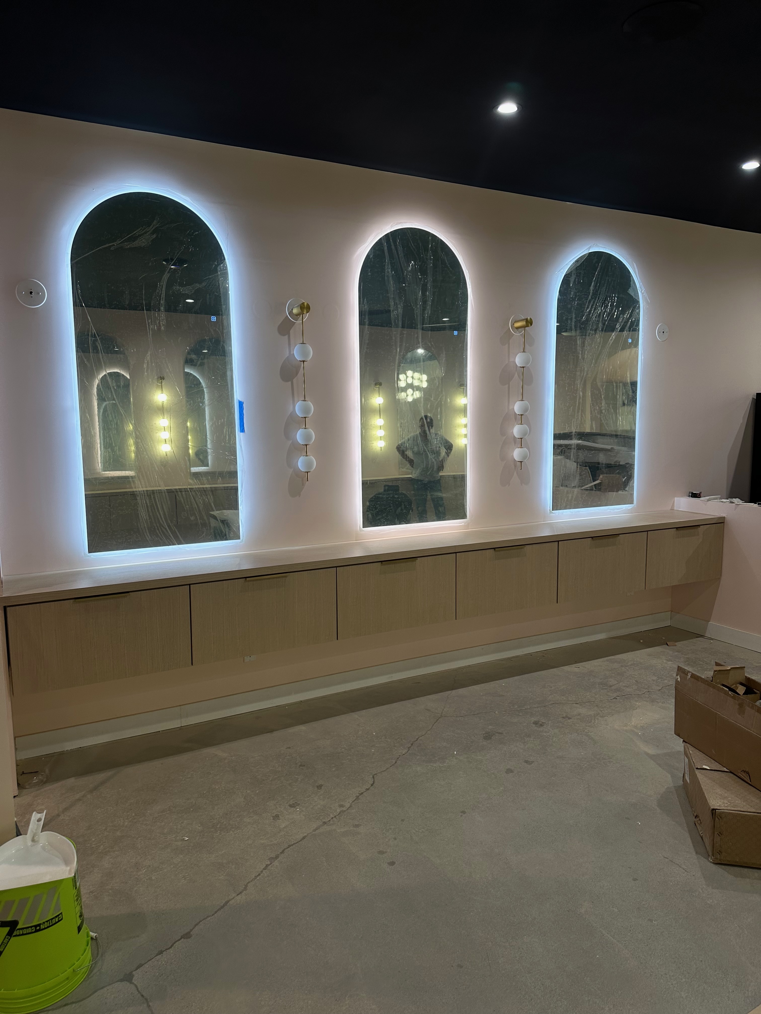 Backlit arched retail display niches